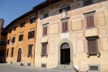 Fototapeta na wymiar ville de Pise sur les bords de l'Arno en Toscane