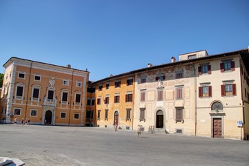 ville de Pise sur les bords de l'Arno en Toscane