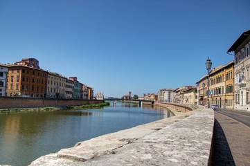 ville de Pise sur les bords de l'Arno en Toscane