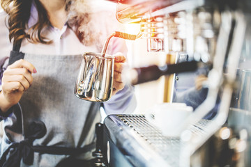 Barista bei der Kaffe Zubereitung