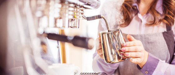 Barista bei der Kaffe Zubereitung