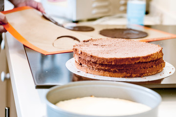 Konditor in der Küche (Torte zubereitung)
