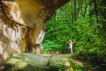 6 years old girl hiking in 