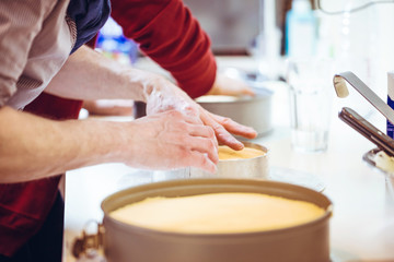 Konditor in der Küche (Torte zubereitung)