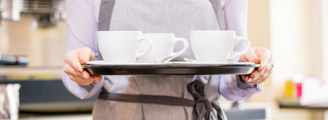 Servicekraft in einem Cafe