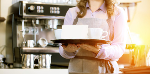 Servicekraft in einem Cafe