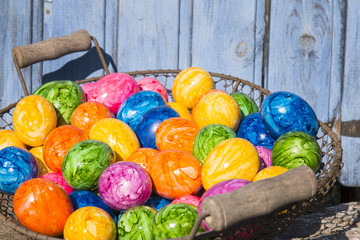 bunte ostereier im drahtkorb 