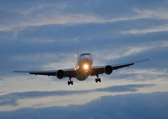 着陸態勢の旅客機