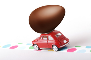 Uovo di pasqua sopra un'automobile
