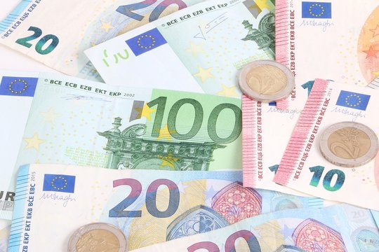 verschiedene Euros liegen auf einem haufen im studio