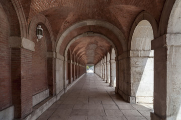 Fototapeta na wymiar Arcade passageway near to palace of Aranjuez, province Madrid, Spain.