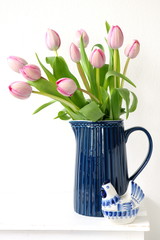 Tulpenstrauss in Pink in einem blauen Krug