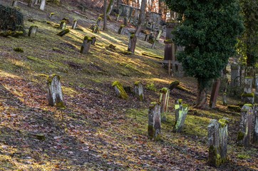Alter jüdischer Friedhof mit verwitterten Grabsteinen, Deutschland
