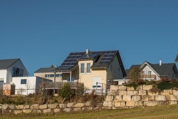 Fototapeta na wymiar Modernes kleines Einfamilienhaus mit Solarpanel
