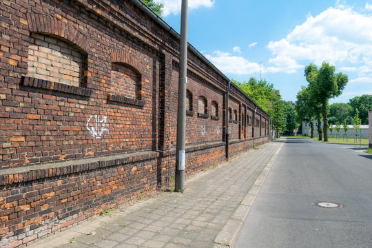 Mauer an Stra&szlig;e in Guben