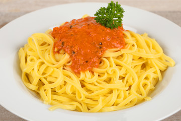Fettuccine mit Tomaten-Basilikum-Soße