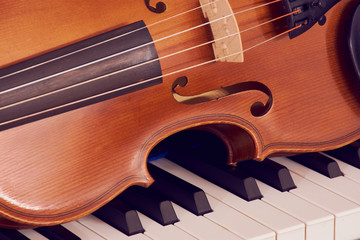 Ausschnitt einer Geige auf der Klavier Tastatur