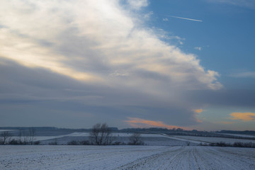 Gefrorenes Feld im Winter