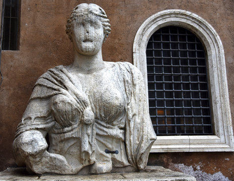 Statue der sprechenden Madama Lucrezia in der Piazza di San Marco