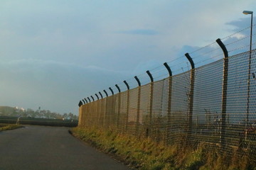 Zaun mit Stacheldraht