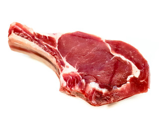 Faux-filet sur l& 39 os ou steak de cowboy de boeuf ou de veau sur fond blanc avec ombre