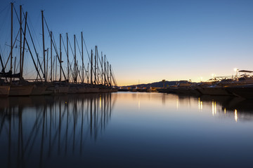 Une marina et ses yachts dans la ville de cannes 