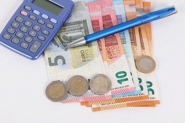 verschiedene euros im studio mit taschenrechner und kugelschreiber