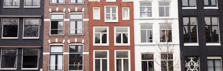 Fototapeta na wymiar Traditional color contrasted dutch buildings in Amsterdam