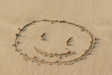 砂浜に描いたスマイル