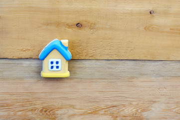Obraz na płótnie Canvas Miniature yellow toy house on a wooden table