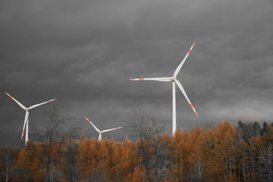 Windm&uuml;hlen vor dunklem Gewitterhimmel