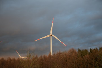Windmühlen vor dunklem Gewitterhimmel