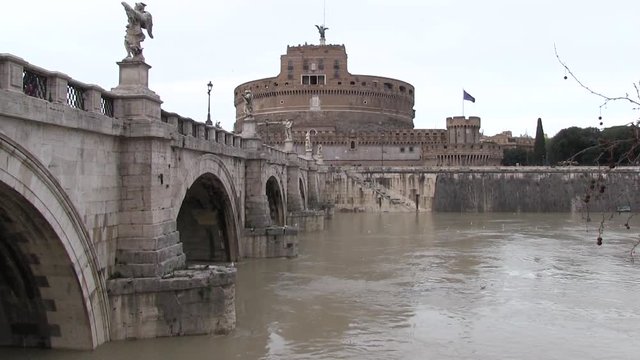 Roma, Italia. Tevere in piena con Castel Sant'Angelo e Ponte