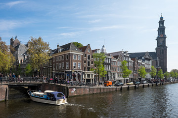 Fototapeta premium Gracht mit Brücke und Westerkerk