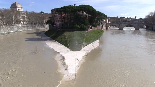 Roma, Italia. Tevere in piena. Isola Tiberina con banchine allagate.