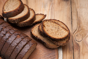 Sliced rye bread on a cutting board 