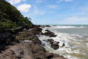 Felsenküste mit Steg in der Strand-Stadt Balneario Camboriu in Südbrasilien