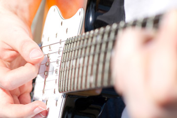 Gitarre spielen im Sommer