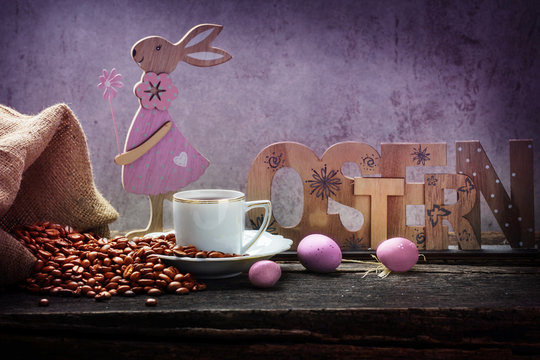 Osterfr&uuml;hst&uuml;ck, frischer Kaffee und Ostereier