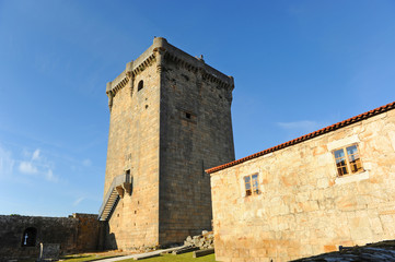 Fototapeta na wymiar Torre del Homenaje en el Castillo de Monterrei, Verín, provincia de Orense, Galicia, España