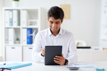 Obraz na płótnie Canvas businessman working with tablet pc at office