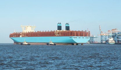 Bremerhaven, Anlegemanöver eines großen Containerschiffes auf der Weser vor den Containerbrücken 