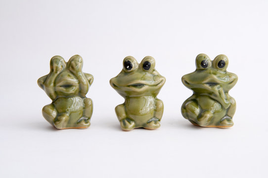 &Uuml;&ccedil; maymun yerine &uuml;&ccedil; kurbağa. G&ouml;rmedim, duymadım, bilmiyorum,