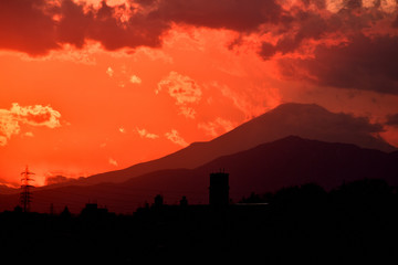 夕日と富士山/夕日が尾根に架かってから3分後に日入。近接では獲れない遠景の富士山。