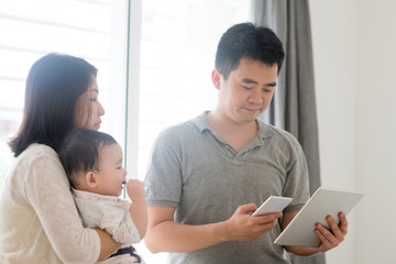 Obraz premium Asian family scanning QR code