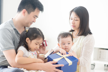 Obraz na płótnie Canvas Happy Asian Family and present