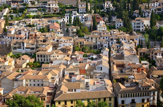 スペインアンダルシア地方の住宅街俯瞰
丘陵に建ち並ぶアンダルシア地方の町並みが印象的だ。