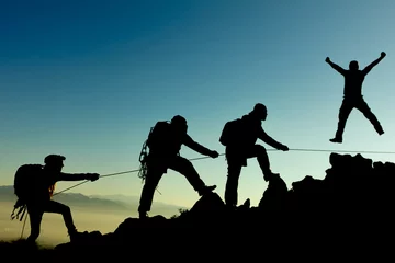 Plexiglas schilderij Alpinisme professioneel klimteam en succes  © emerald_media