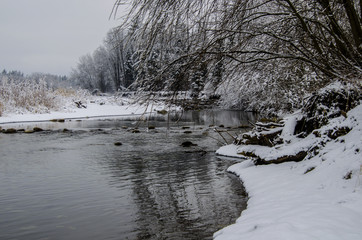 rzeka w zimowej szacie 
