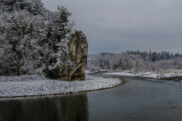 rzeka w zimowej szacie  © wedrownik52